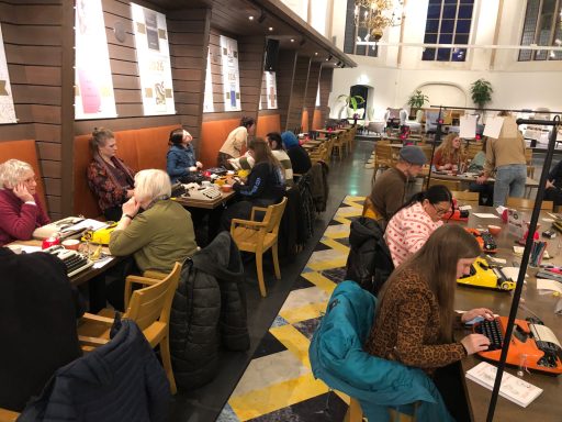 Mensen zitten aan tafels in een restaurant en genieten van hun maaltijden.