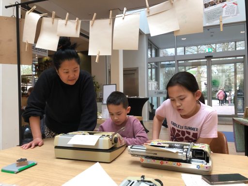 Cultuurhuis De Cammeleur Moeder met twee kinderen achter typemachine