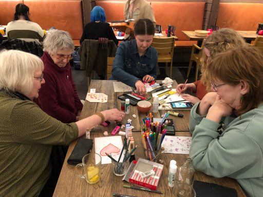 Mensen die knutselen aan tafel