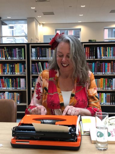 Cultuurhuis De Cammeleur Vrolijke vrouw met typemachine