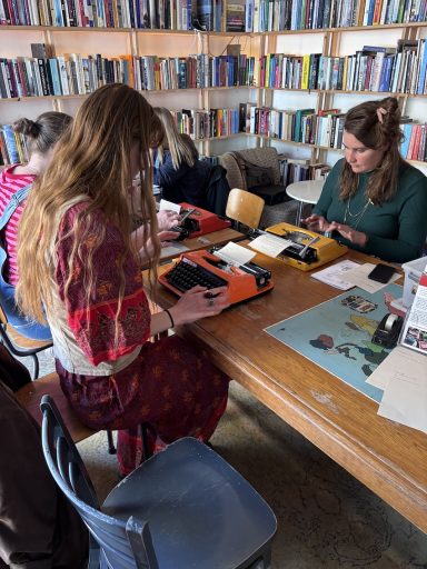 Boekencafé ABC Libertas Twee vrouwen aan het tikken op een typemachine
