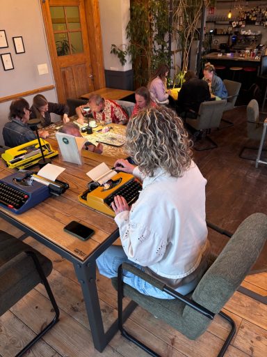 Typewritercafé met Jehudi Vrouw achter typemachine